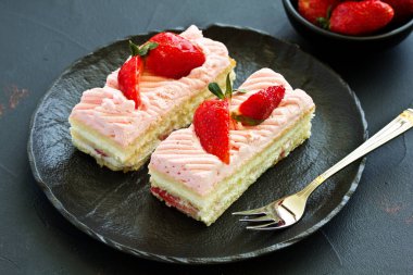 Çilekli kek. koyu arka plan.