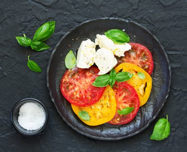 Sarı ve kırmızı domatesli mozarella salatası.. .