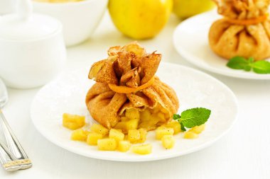 Rus krep elma ve karamel ile doldurulmuş.