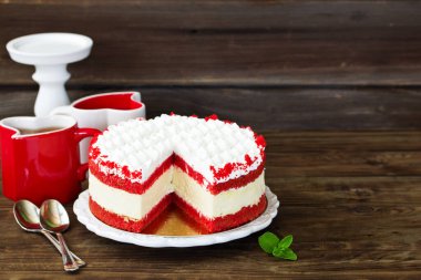 Cheesecake kırmızı kadife. Seçici odak.