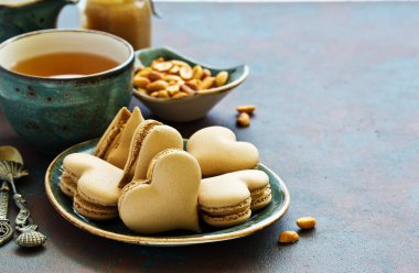 Fransız pasta makaron. Kalp şekli. Sevgililer günü. Seçici odak