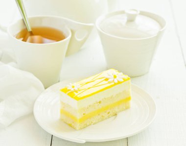 Limonlu kek hafif bir arka plan üzerinde parça.