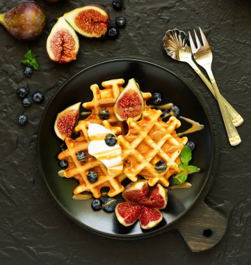 Karamel ve incirli ev yapımı waffle..
