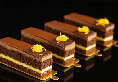 Çikolata-turuncu mousse kek.