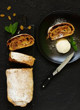 Kuru üzüm ve bademli elmalı turta. Yukarıdan görünüm.