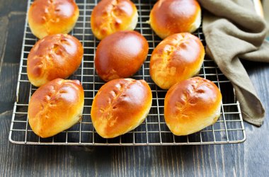 Elma doldurma ile taze küçük köftesi.