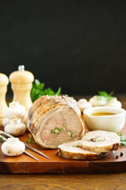 Şampiyon ve maydanozla doldurulmuş kuzu pirzolası..