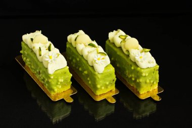 Karamel ve muz, fındık ile sırlı bir pasta.