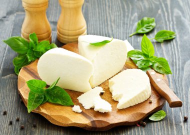 peynir brynza ve sarımsak bir kesme tahtası üzerinde.