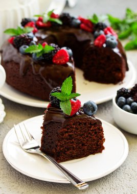 Sır ve taze çilek ile çikolatalı kek