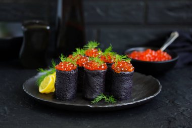 Mürekkep balığı mürekkebi kırmızı havyar ile krep. Rus mutfak.