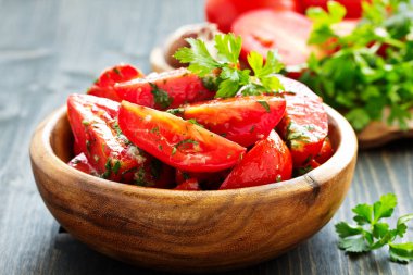 Meze tuzlu domates sarımsak ve otlar ile.
