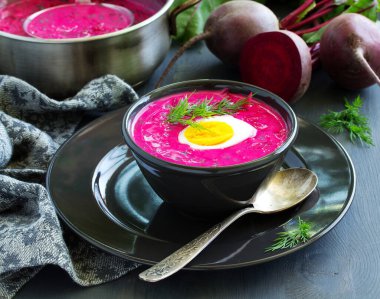 Soğuk çorba yoğurt pancar ve salatalık ile. okroshka.