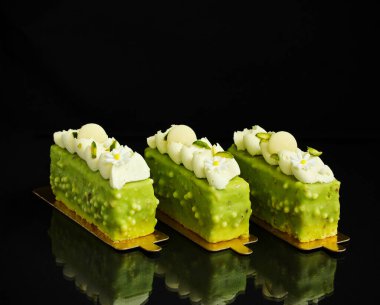 Karamel ve muz, fındık ile sırlı bir pasta.