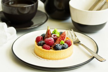 çilek ile kum tartı.