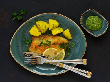 Kızarmış parça balık haşlanmış genç patates ile.