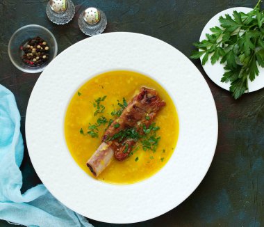 Kaburga füme bezelye çorbası..