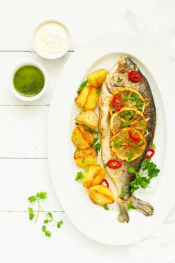 Pişmiş dorado sebze ve yeşil sos ile. Yukarıdan görüntülemek.