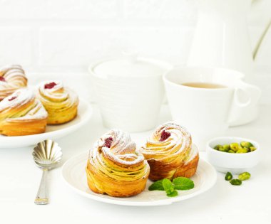 puf böreği ile antep fıstığı ve ahududu.