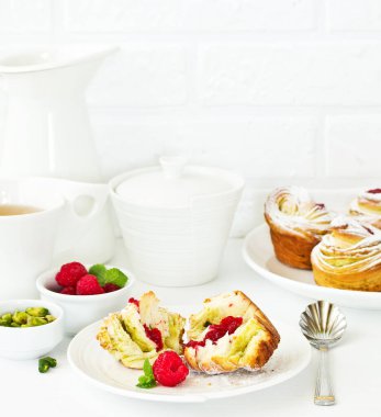 puf böreği ile antep fıstığı ve ahududu.