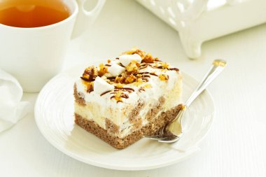 Karamelli ve fındıklı çikolatalı pasta..