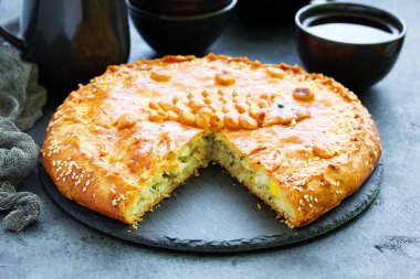 lezzetli balık köftesi, gri bir arka plan üzerine bir parça.