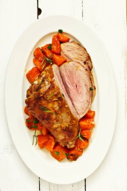 Fırında hindi butlu balkabağı. Yukarıdan görünüm.