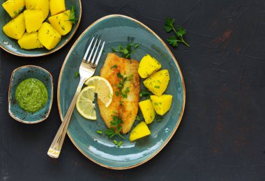 Kızarmış parça balık haşlanmış genç patates ile.