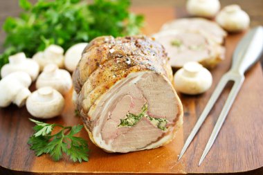 Şampiyon ve maydanozla doldurulmuş kuzu pirzolası..