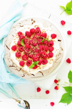 Krem ve ahududu ile çikolata tatlı (pasta) pavlov.