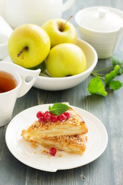 Lezzetli ev yapımı elmalı turta. Seçici odak.
