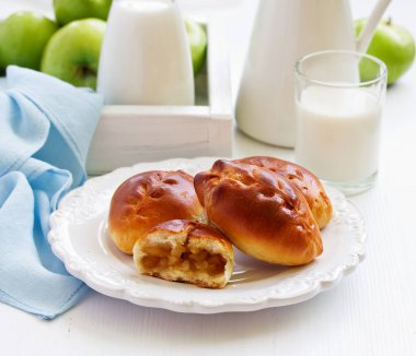 Elma doldurma ile taze küçük köftesi.