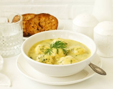 krema soslu tavuk köfte. Diyet gıda.