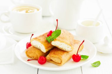 Kaymak ve kirazla doldurulmuş Rus krepleri..