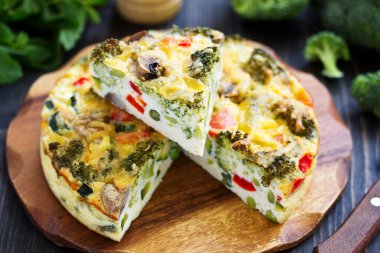 Brokolili diyet sebze turtası, kabak, bezelye ve peynirli biber..