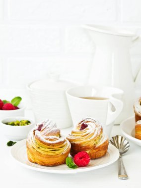 puf böreği ile antep fıstığı ve ahududu.