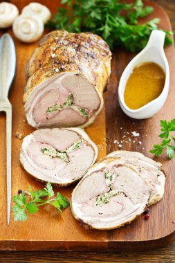 Şampiyon ve maydanozla doldurulmuş kuzu pirzolası..