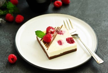 ahududu ile schekake ile kek parçası.