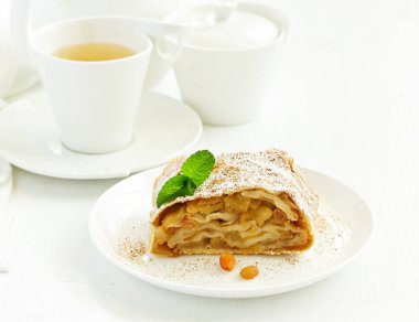 Tarçın ve dondurma topu ile elma strudel.