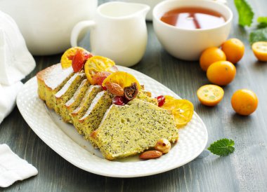 Haşhaş tohumlu limonlu kek ve şekerli meyve..