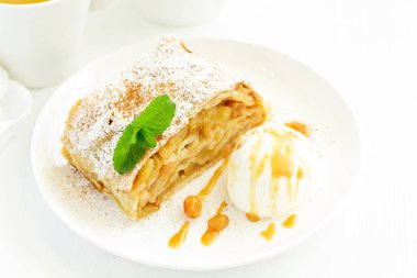 Tarçın ve dondurma topu ile elma strudel.