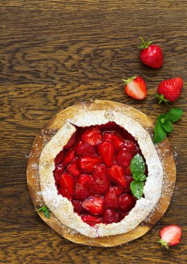 Ev yapımı çilekli pasta Galette'ye