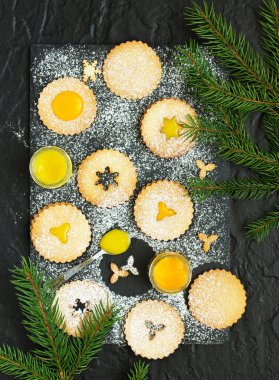 Noel bisküvi (linzer), limon ve portakal reçelli.