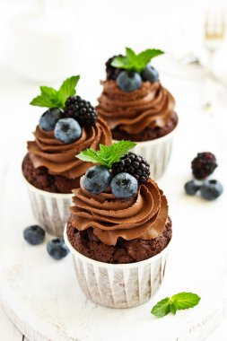 Çikolatalı kekler, çikolata kremalı ve taze dutlu..