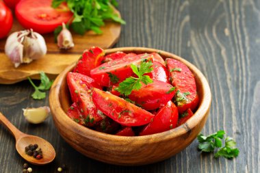 Meze tuzlu domates sarımsak ve otlar ile.