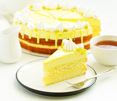 Limonlu kek parçası. Seçici odak.