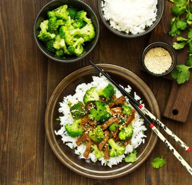 Brokoli ve pirinç ile sığır eti. Asya mutfağı.