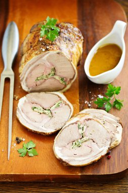 Şampiyon ve maydanozla doldurulmuş kuzu pirzolası..