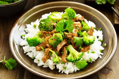 Brokoli ve pirinç ile sığır eti. Asya mutfağı.