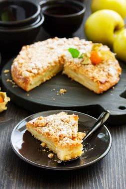 Lezzetli ev yapımı elmalı turta. Seçici odak.